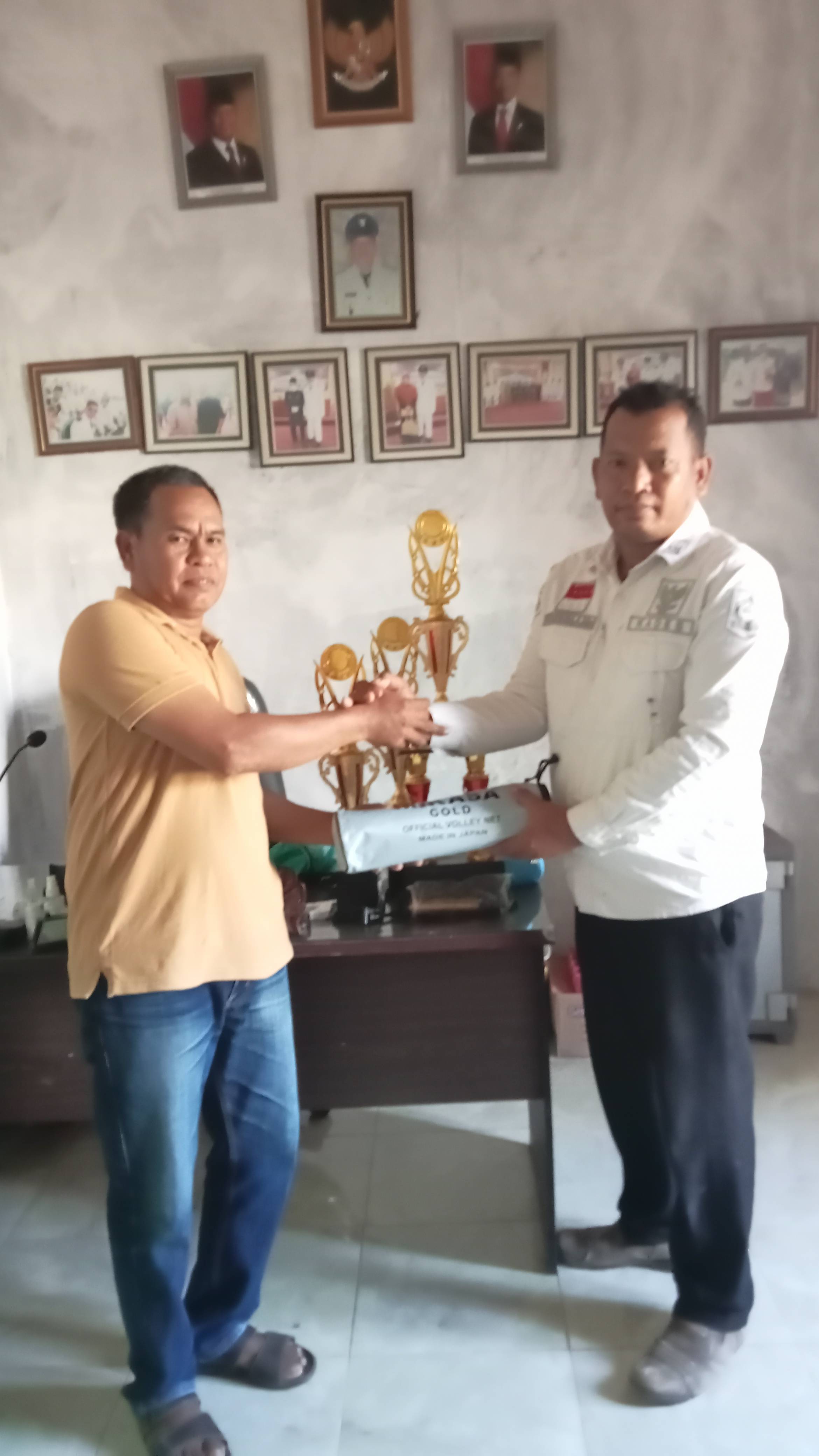 Pemberian Hadiah Lomba Voli Dusun Aimual